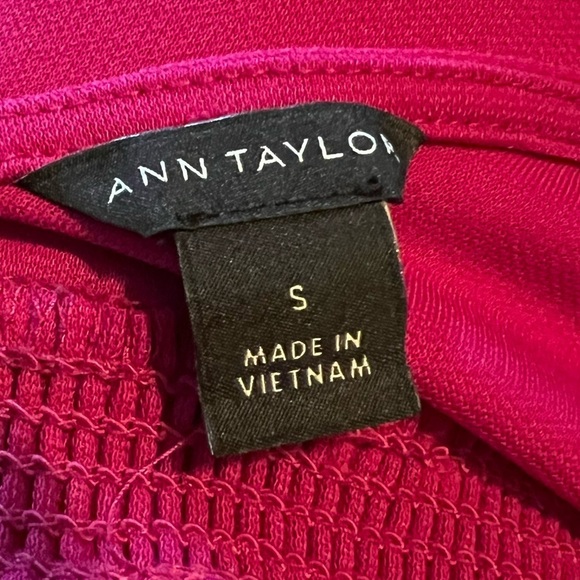 ⭐️Ann Taylor V-Neck  Top - Picture 5 of 7